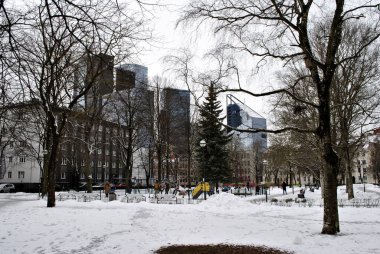 şehir içinde beyaz bir kilise