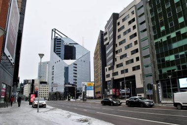 şehir içinde beyaz bir kilise