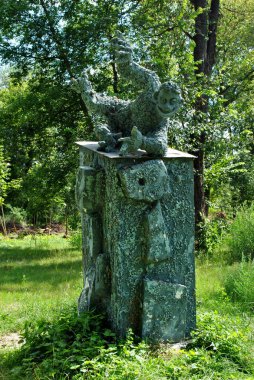 Parkta taş bir anıt