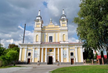 Gökyüzünün üzerinde katolik bir katedral