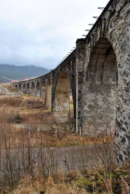 Eski terk edilmiş taş köprü.