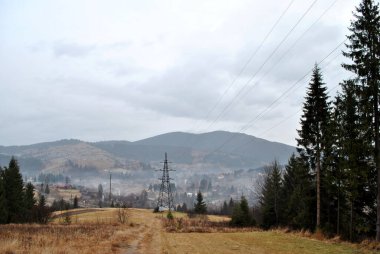 Dağ yolu olan güzel bir manzara