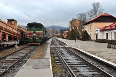 Yolda küçük bir tren istasyonu var.