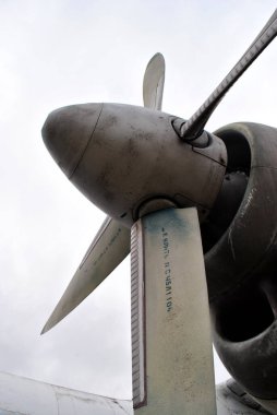 Gökyüzünün arka planında eski Sovyet pervanesi