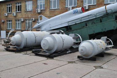 Müzedeki eski Sovyet havacılık bombaları.