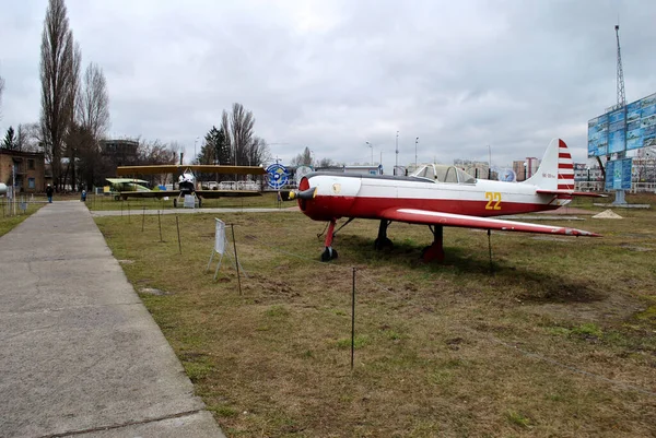 Müzedeki Eski Terk Edilmiş Uçak — Stok fotoğraf