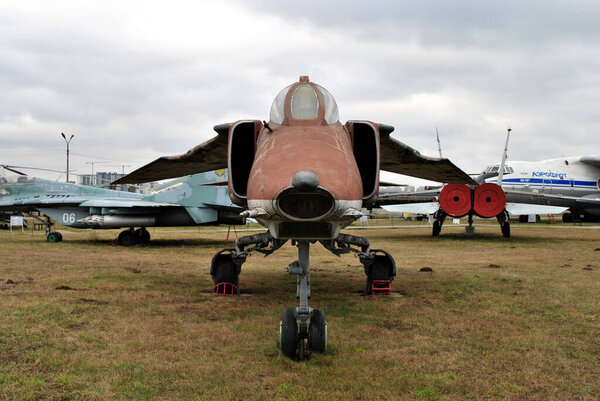 старый военный самолет в музее