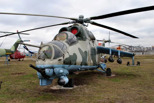 헬리콥터는 박물관에 주차되어 — 스톡 사진
