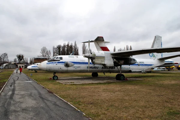 Havaalanındaki Eski Sovyet Uçağı — Stok fotoğraf