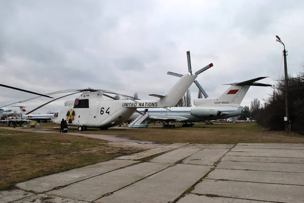 Het Vliegtuig Helikopter Staan Geparkeerd Het Museum — Stockfoto