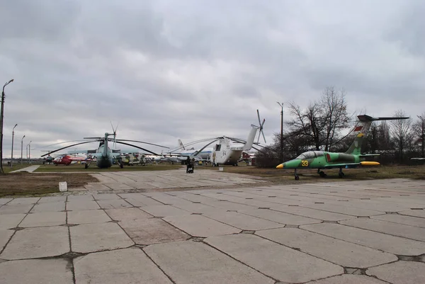Los Viejos Helicópteros Militares Abandonados —  Fotos de Stock
