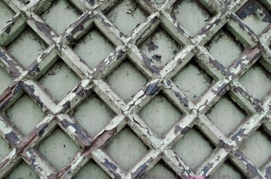 Bir sürü betonu olan paslı metal çit.