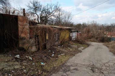 Kyiv 'de terk edilmiş bir sokak.