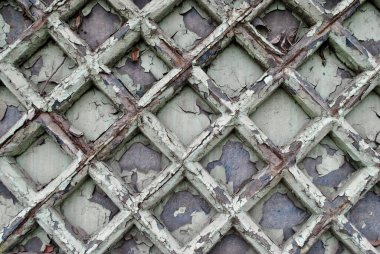 Eski duvarda çatlaklar ve çizikler var.