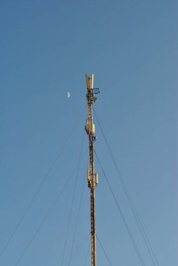 Antenler ve mavi gökyüzü