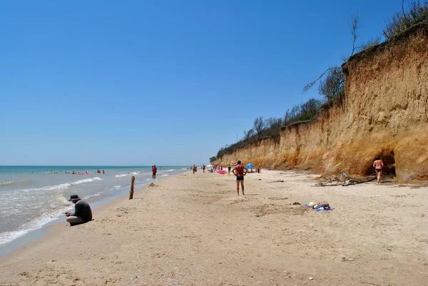 Gruppo Persone Che Camminano Lungo Spiaggia — Foto Stock