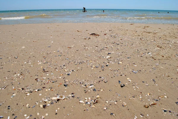 해변에 파도가 모래를 수직으로 — 스톡 사진