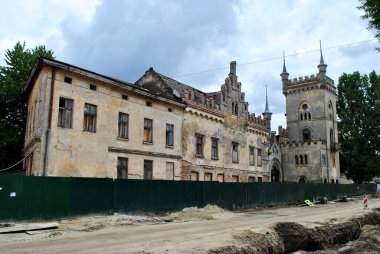 Şehirdeki terk edilmiş eski bina.