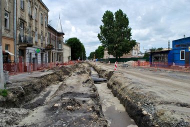 Büyük bir binası olan yeniden inşa alanı