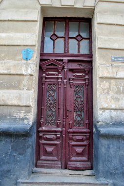 Pencereli eski ahşap kapı