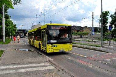 Toplu taşıma, Lviv 'de sarı otobüs.