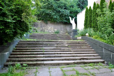 Parkta eski bir merdiven.