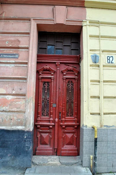 Velha Porta Madeira Com Portas Vermelhas Brancas — Fotografia de Stock