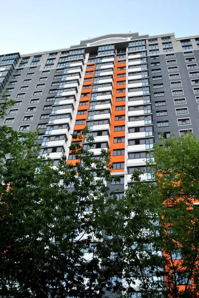 Modern Apartman Épület Zöld Füvvel Kék Égbolttal — Stock Fotó