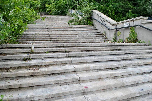 公园里被遗弃的楼梯 — 图库照片