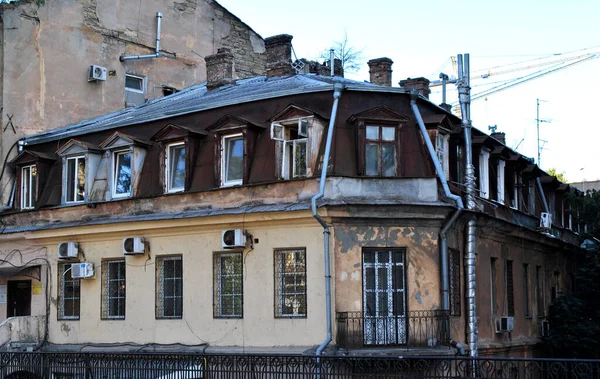 城市里废弃的旧建筑 — 图库照片