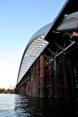 Şehirdeki terk edilmiş eski bina.