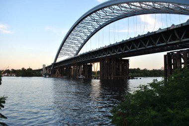 Nehir üzerindeki köprü Kyiv şehrinde