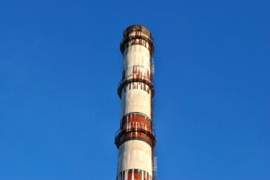Eski bir fabrika binasının sanayi bacası
