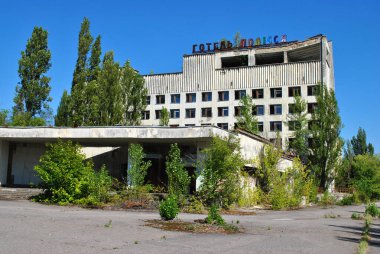 Şehirdeki terk edilmiş eski bina.
