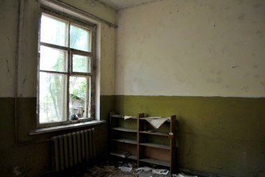 Şehirde terk edilmiş eski bir ev.