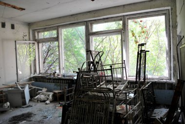 Şehirde terk edilmiş eski bir ev.