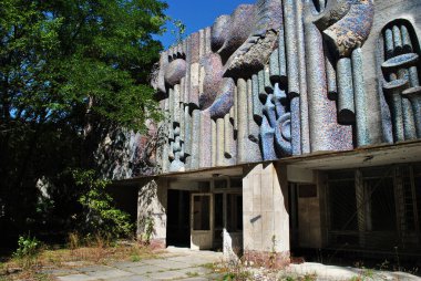 Şehirde terk edilmiş eski bir ev.