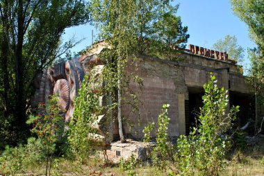 Şehirde terk edilmiş eski bir ev.