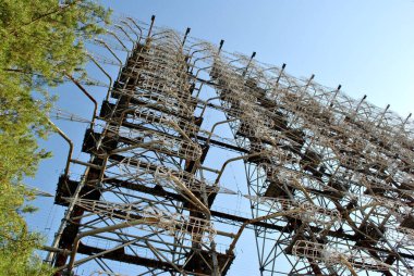 Mavi gökyüzünün arka planında eski paslı metal kule