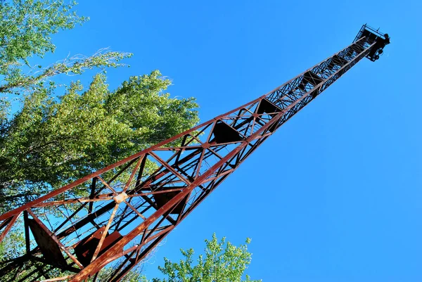 一座旧的生锈的塔和蓝天 — 图库照片
