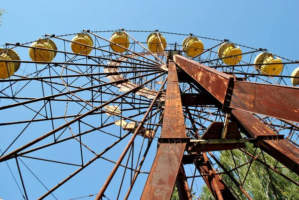 Old Rusty Metal Wheel Background Blue Sky — Foto Stock
