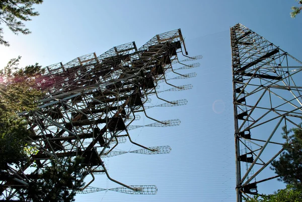 蓝天背景下的旧无线电塔 — 图库照片
