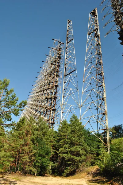 森林里古老的锈蚀的金属塔 — 图库照片