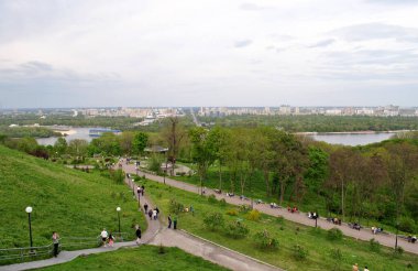 2011 'de Kyiv' deki park ve nehir kıyısına bak