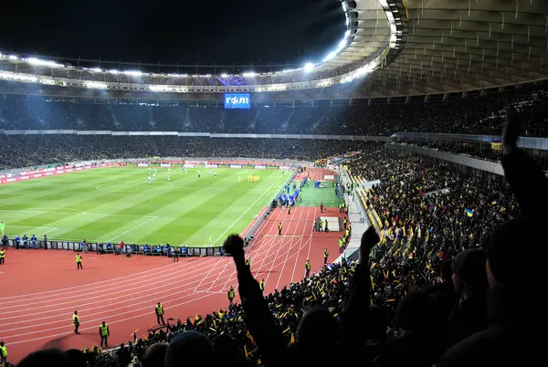 Taraftarları ve futbolu olan Ukrayna stadyumu, gol