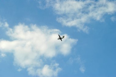 Gökyüzünde bir uçak