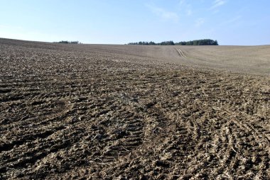 Arka planda toprak olan tarla sürüldü