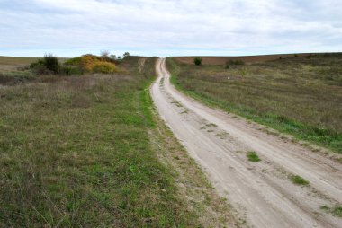 Ukrayna ve Avrupa topraklarında yol alan toprak yol