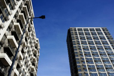 Yerleşim yerlerinin üzerindeki mavi gökyüzü                                