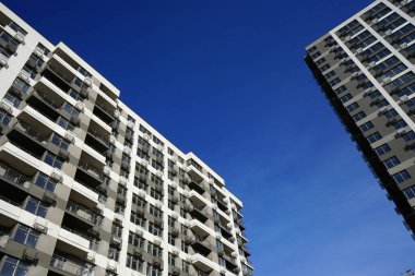 Baharda yeni konut binaları                               